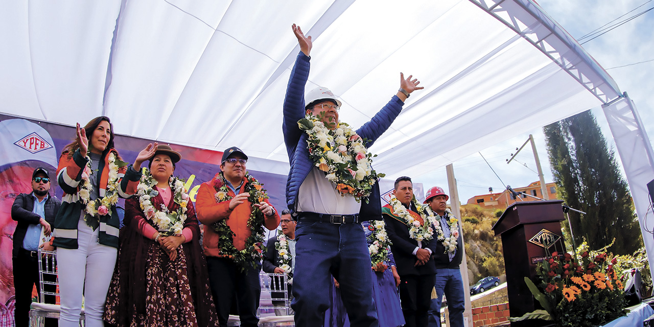 El presidente Luis Arce en la entrega de gas domiciliario en Alpacoma. | Foto: Presidencia