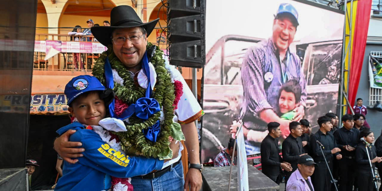 El pequeño Sander Huaracacho Luque y el presidente Luis Arce, y junto a ellos la foto que les tomaron en la campaña presidencial de 2020.