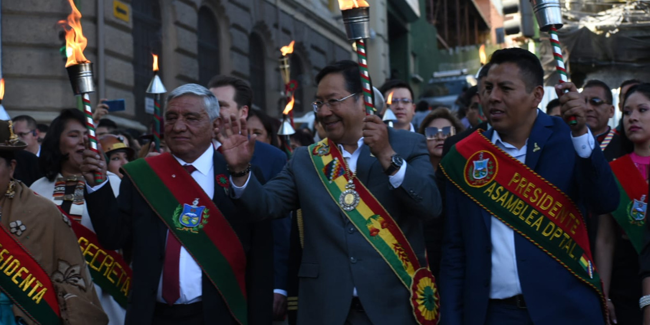 El presidente Luis Arce (centro) en el Desfile de Teas. Foto: Gustavo Ticona