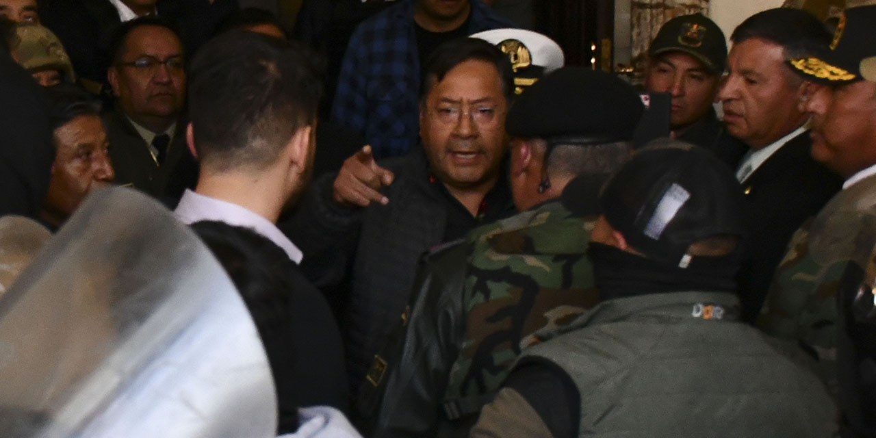 El presidente Arce frente al general Juan José Zúñiga en puertas del Palacio Quemado.