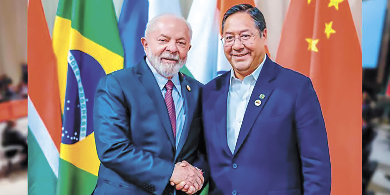 El presidente Luis Arce junto a su par de Brasil, Lula da Silva, en la 64 Cumbre de Jefes de Estado del Mercosur, en Paraguay. | Foto: Archivo