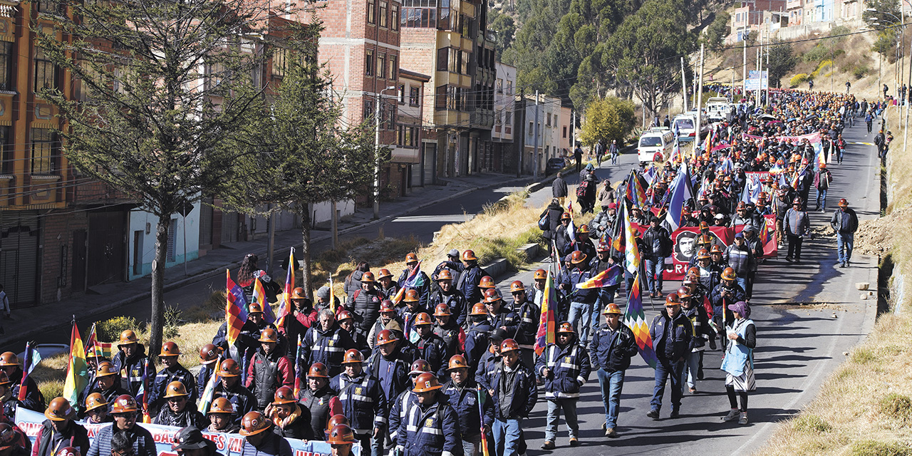 Movilización de mineros en La Paz, durante la marcha por la democracia. | Foto: Jorge Mamani