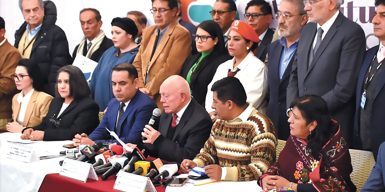 Autoridades del TSE y delegados de los partidos políticos durante la lectura del documento final. Foto: TSE