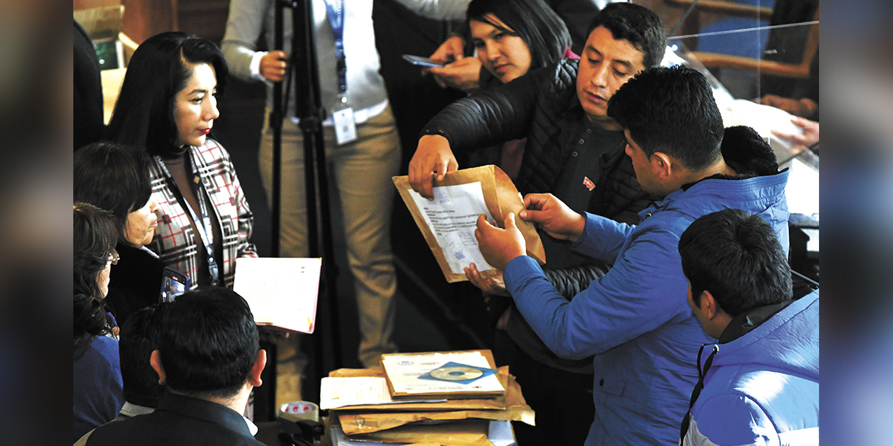 Legisladores de la Comisión Mixta revisan los sobres de candidatos. | 