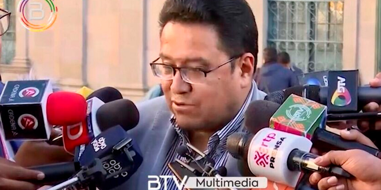 Siles durante el contacto con la prensa, este viernes. Foto: Captura Bolivia Tv