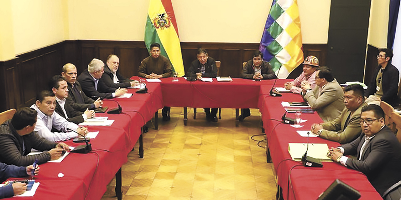 Un anterior encuentro entre las fuerzas políticas de la Asamblea y el Vicepresidente. | Foto: Archivo