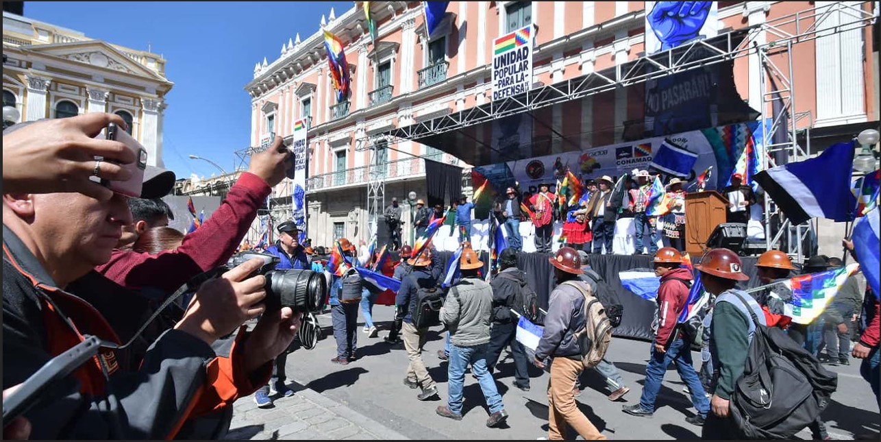 Miles de ciudadanos que participaron en la Marcha en Defensa de la Democracia rechazaron a una sola voz el golpe militar del general Juan José Zúñiga. Foto APG