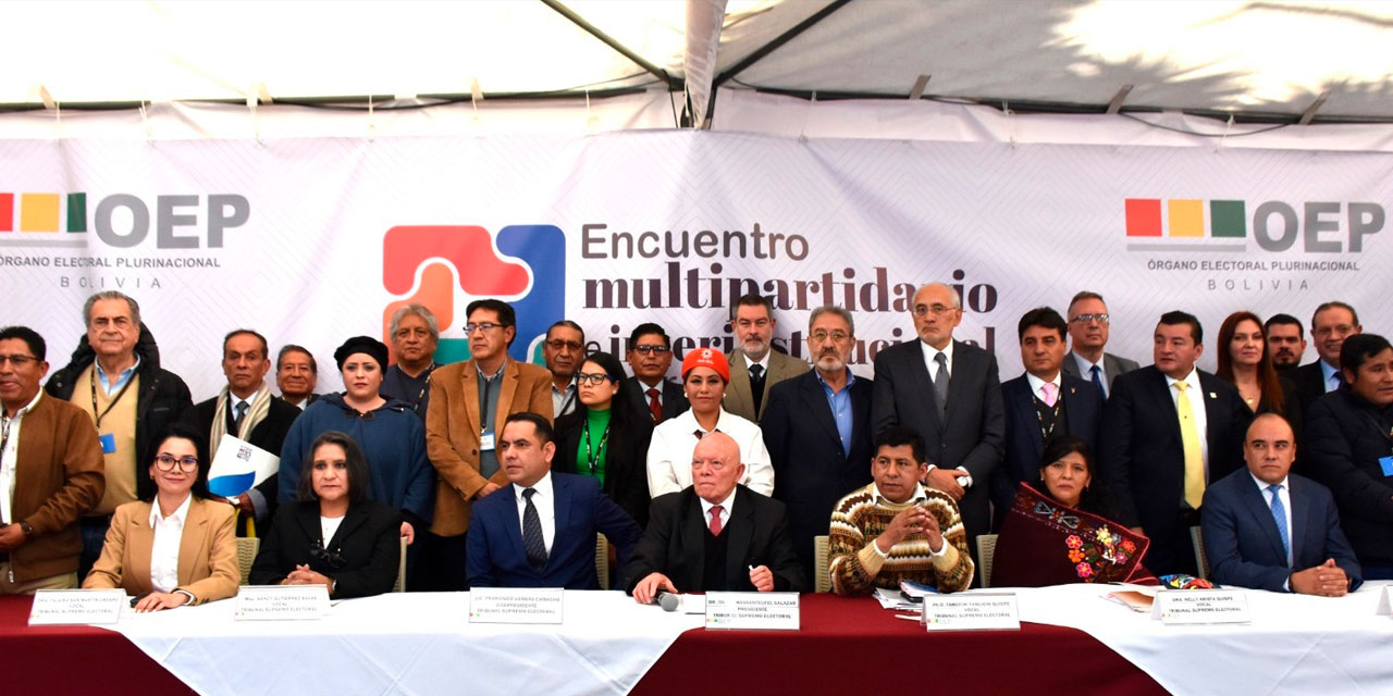 Los participantes del Encuentro Multipartidario e Interinstitucional por la Democracia, el 10 de julio, en el Tribunal Supremo Electoral (TSE). Foto: Archivo TSE