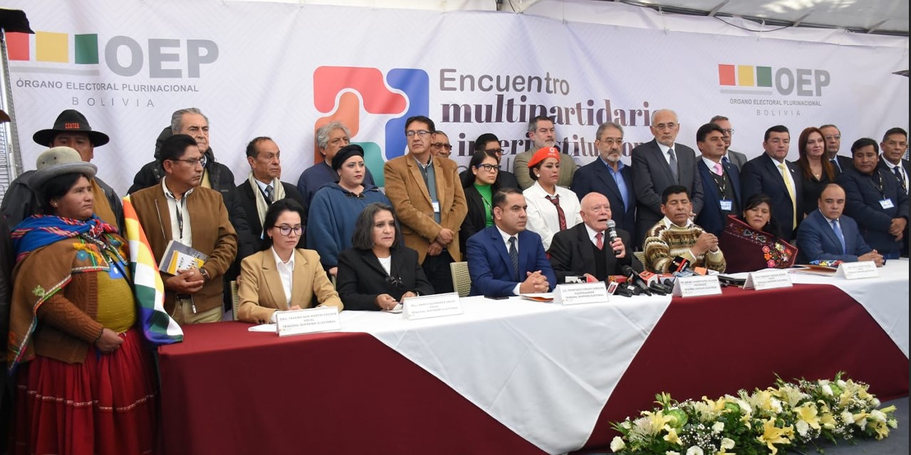 El presidente del TSE y delegados políticos al concluir el Encuentro Multipartidario e Interinstitucional por la Democracia. Foto APG 