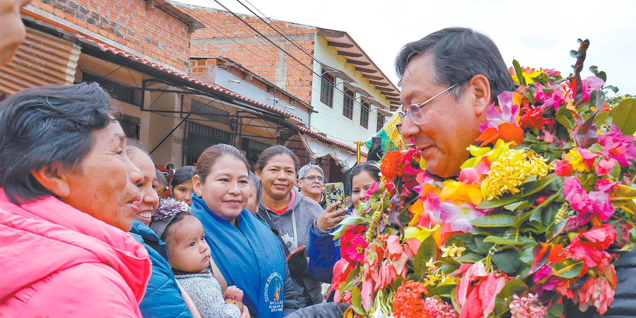 El presidente Luis Arce es saludado en su visita al norte de La Paz. Foto: Presidencia