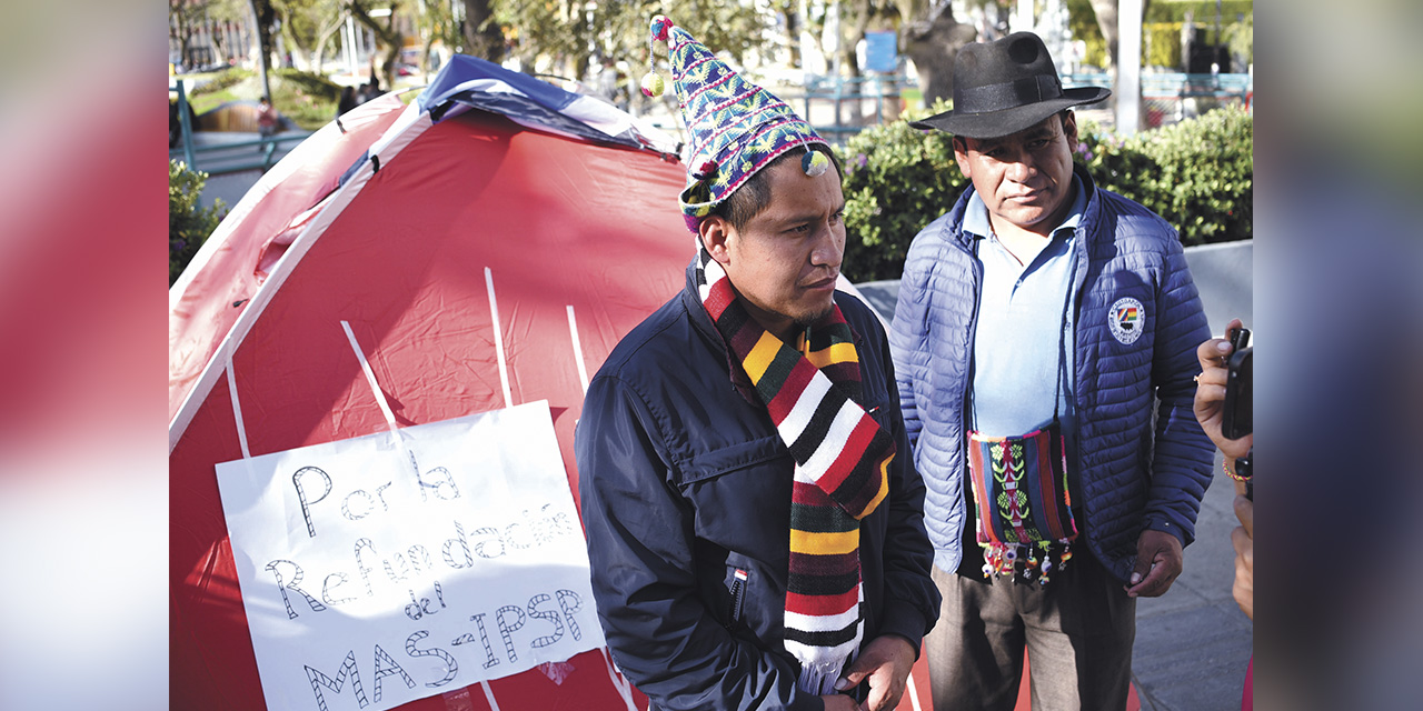 La vigilia instalada por dirigentes de Potosí frente al TSE en La Paz. | Foto: Gustavo Ticona