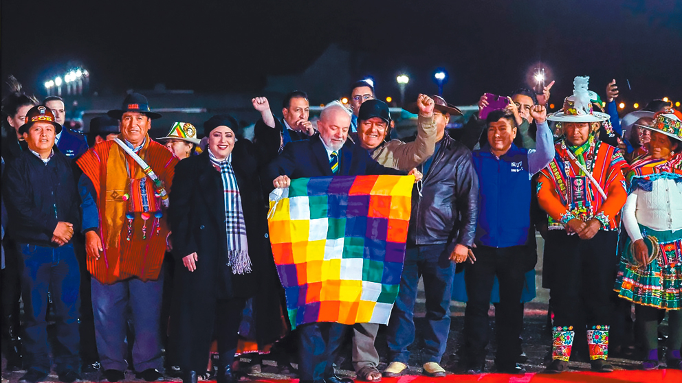 La ministra María Nela Prada y las organizaciones sociales le dan la bienvenida al mandatario brasileño en el aeropuerto de Viru Viru, en Santa Cruz. Foto: Presidencia Lula