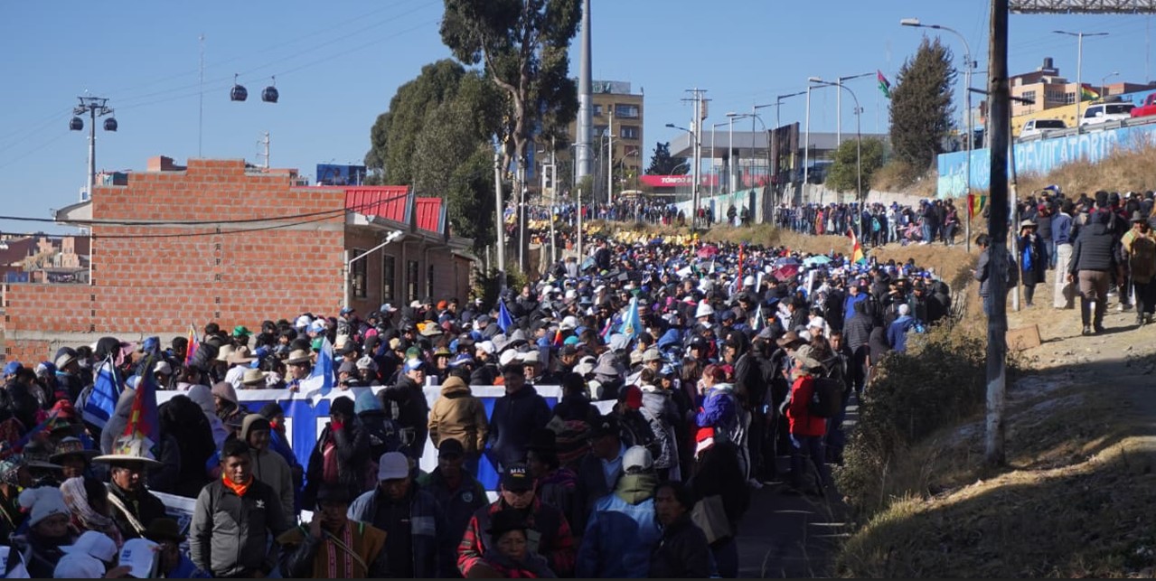 Organizaciones sociales de todo el país y la sociedad civil organizada marcharon desde la vecina ciudad de El Alto. Foto Ahora el Pueblo