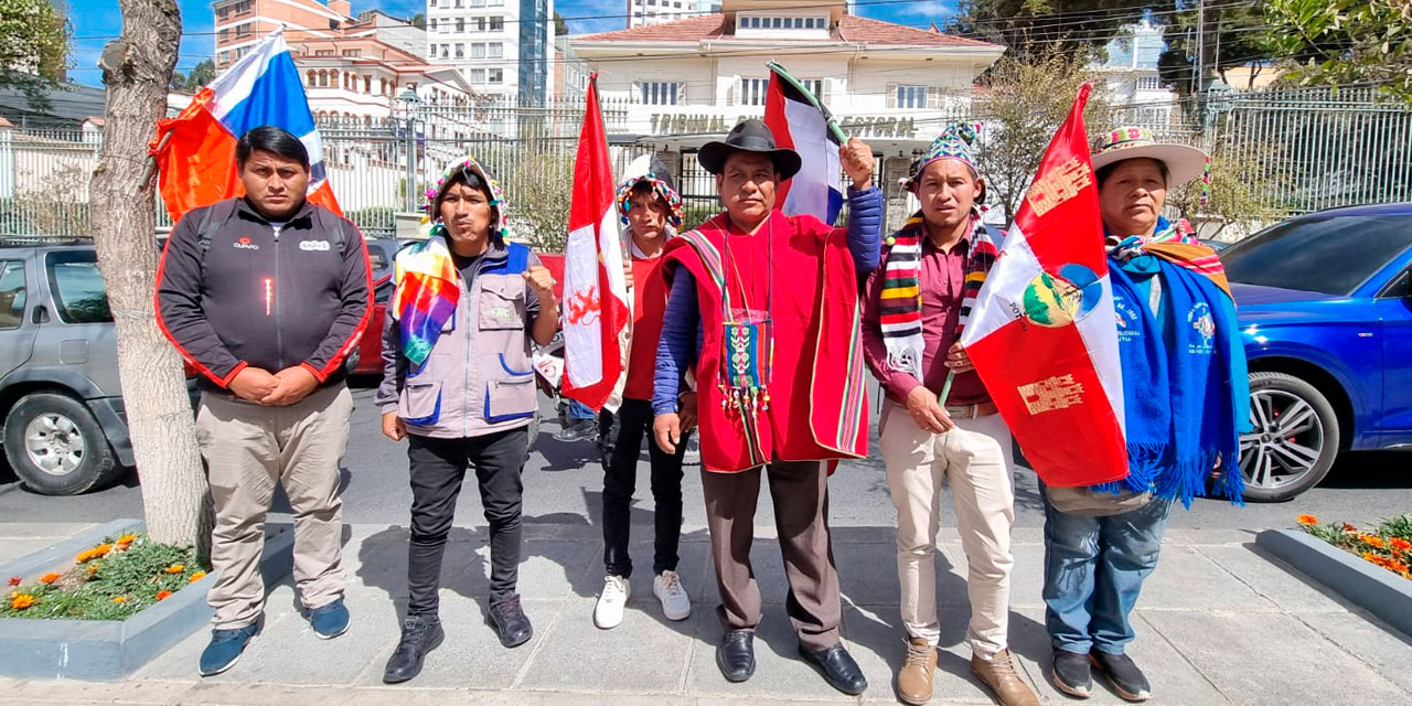 Dirigentes de organizaciones sociales del Norte de Potosí en la vigilia frente al edifico del TSE.