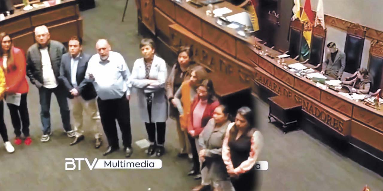 Senadores protestan en medio del hemiciclo de la Cámara Alta y Andrónico Rodríguez, minutos antes de abandonar la sesión en el Senado.