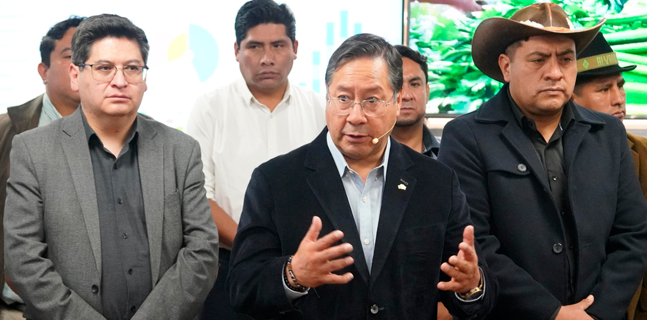 El presidente Luis Arce (centro), acompañado de autoridades nacionales, en La Paz. Foto: Jorge Mamani.