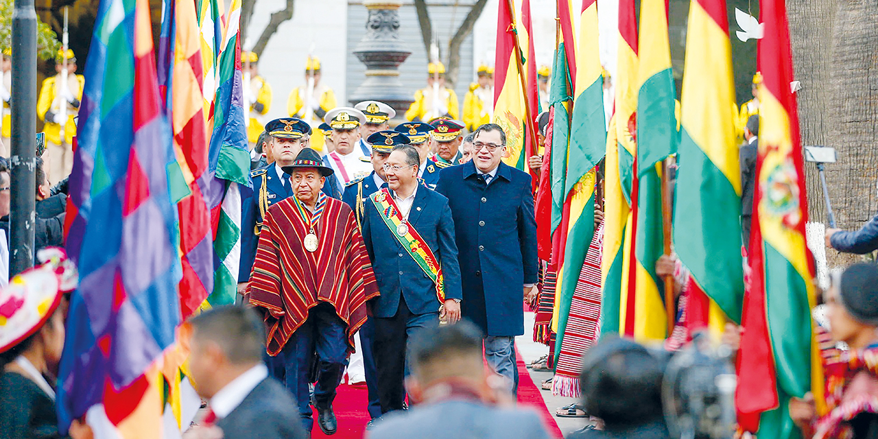 El presidente Luis Arce, el vicepresidente David Choquehuanca, junto con autoridades nacionales, se congregaron para rendir homenaje a la patria. Fotos: Comunicación Presidencial