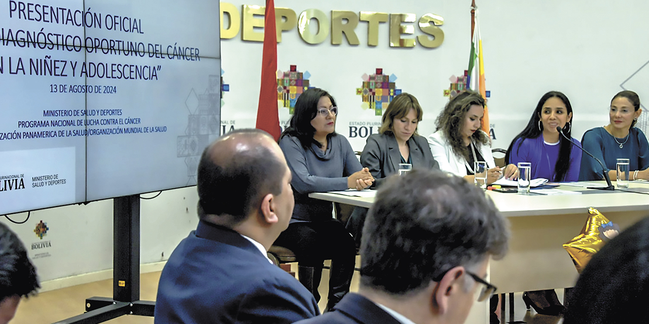 La presentación oficial del documento en presencia de las autoridades del área de salud.