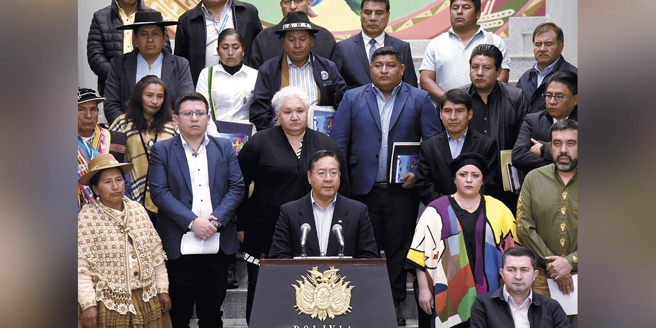 El presidente Luis Arce y autoridades que conforman el Consejo Nacional de Autonomías brindan una conferencia en la Casa Grande del Pueblo. | Foto: Gustavo Ticona