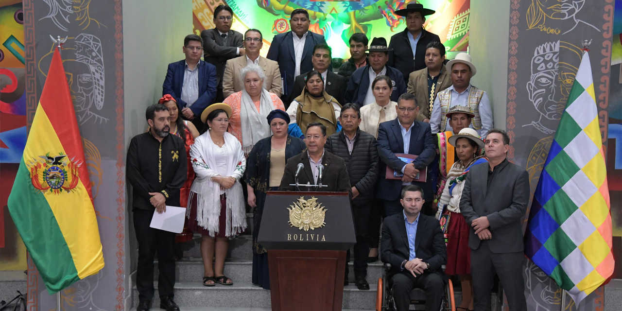 Los integrantes del Consejo Nacional de Autonomías en la Decimoquinta Sesión realizada el 30 de abril. Foto: Archivo