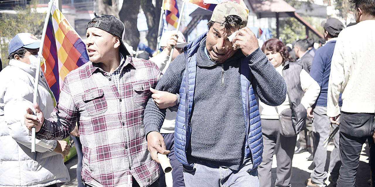 Una persona herida que dejó la violencia de los evistas en la plaza Avaroa, en La Paz. | Foto: Gustavo Ticona