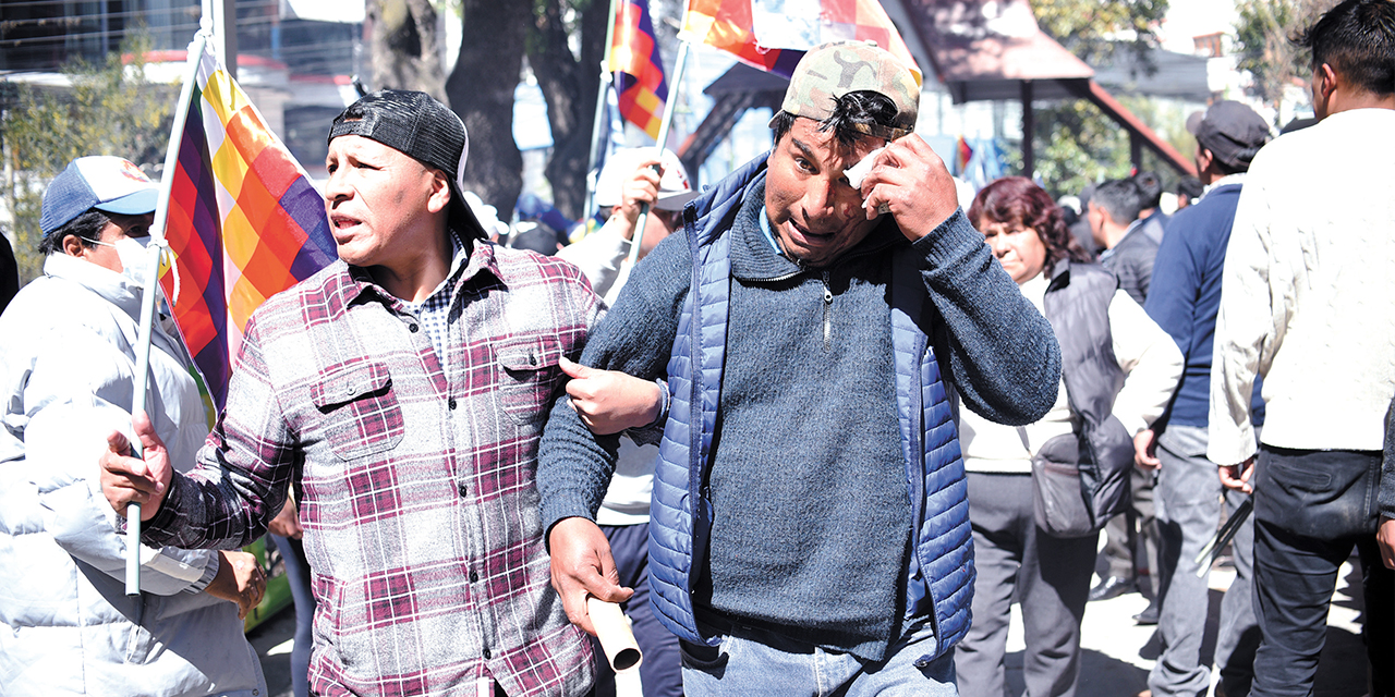 Evistas generan violencia en la plaza Avaroa, frente al TSE. Foto: Gustavo Ticona