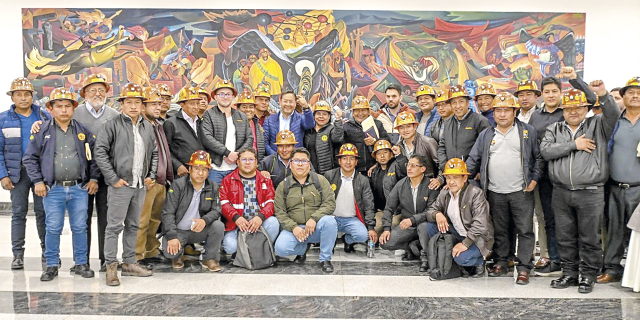 El presidente Luis Arce con los representantes de Fencomin. | Foto: Presidencia