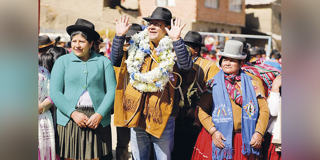 El presidente Luis Arce junto a la ejecutiva de las ‘Bartolinas’, Guillermina Kuno. | Foto: Presidencia