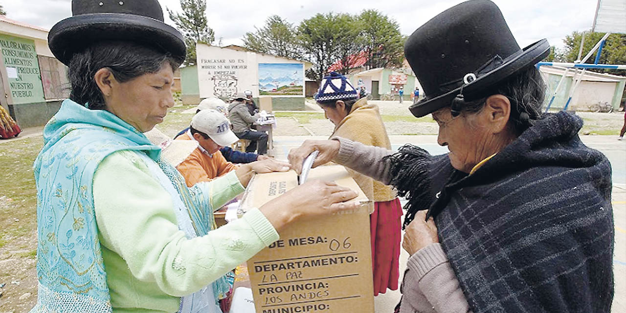 Dos mujeres emiten su voto en el referendo de 2016.