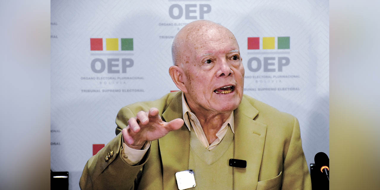 El presidente del TSE, Óscar Hassenteufel. | Foto: APG