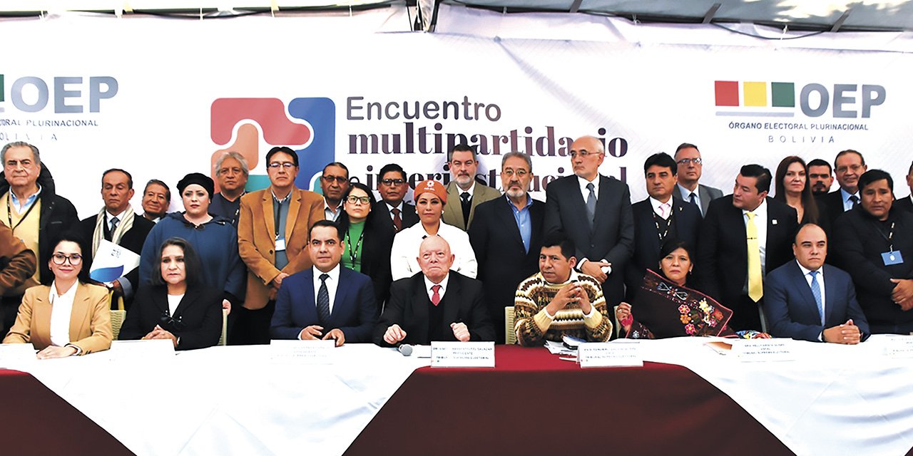 Vocales del TSE y representan- tes de las distintas fuerzas, Ejecutivo y sectores sociales en el encuentro democrático. | Foto: Archivo TSE