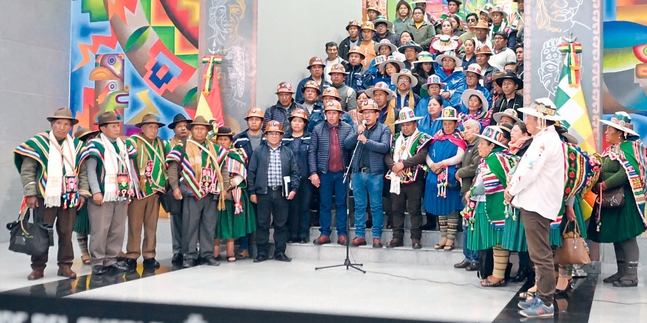 Sectores sociales de Huanuni en la Casa Grande del Pueblo.