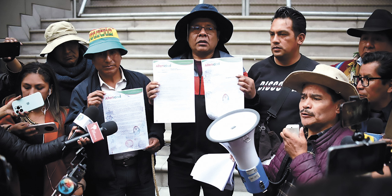 La dirigencia de la Asamblea de la Alteñidad  expone su pliego petitorio.