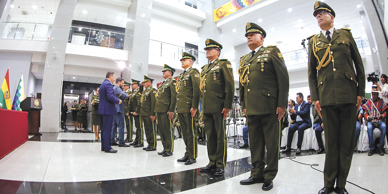 El presidente Luis Arce en la ceremonia de ascenso a generales de la Policía Boliviana.