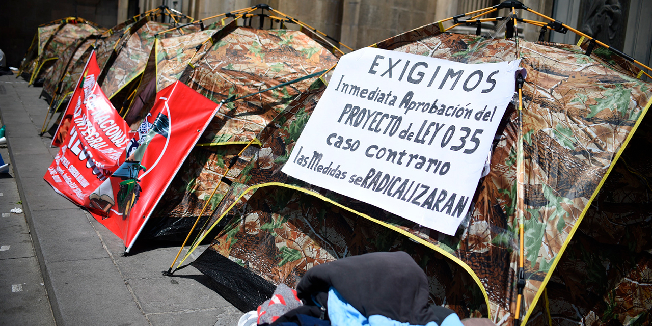 La vigilia con carteles de sectores sociales que exigen la aprobación de leyes. Foto: Gustavo Ticona