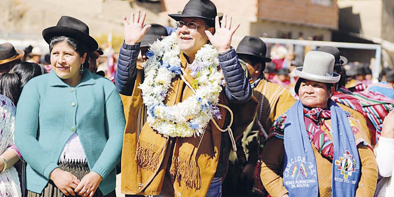 El presidente Luis Arce junto con mujeres de ‘Bartolina Sisa’ en Sapahaqui, La Paz.