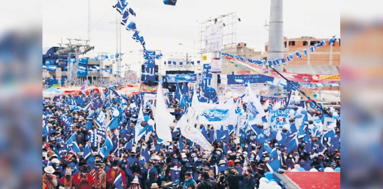 La militancia del MAS-IPSP ondea las banderas del Instrumento Político. Foto: Archivo