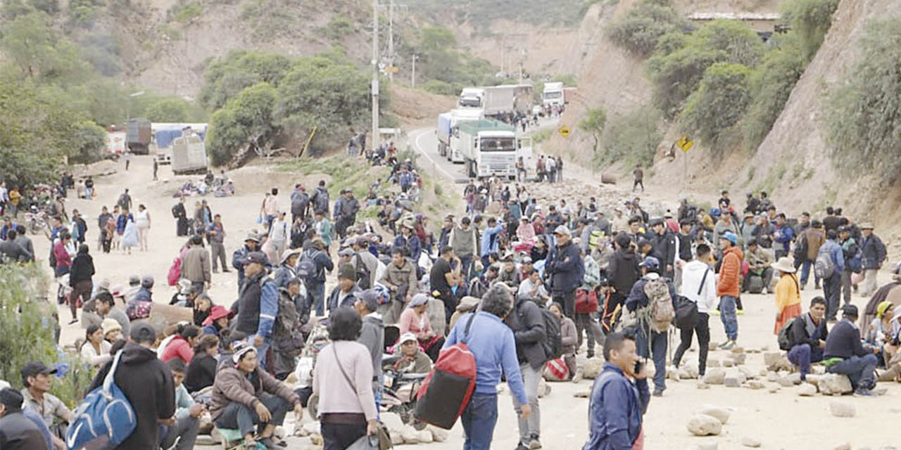 Un bloqueo promovido por afines a Evo Morales en una vía en Cochabamba, en enero de este año.