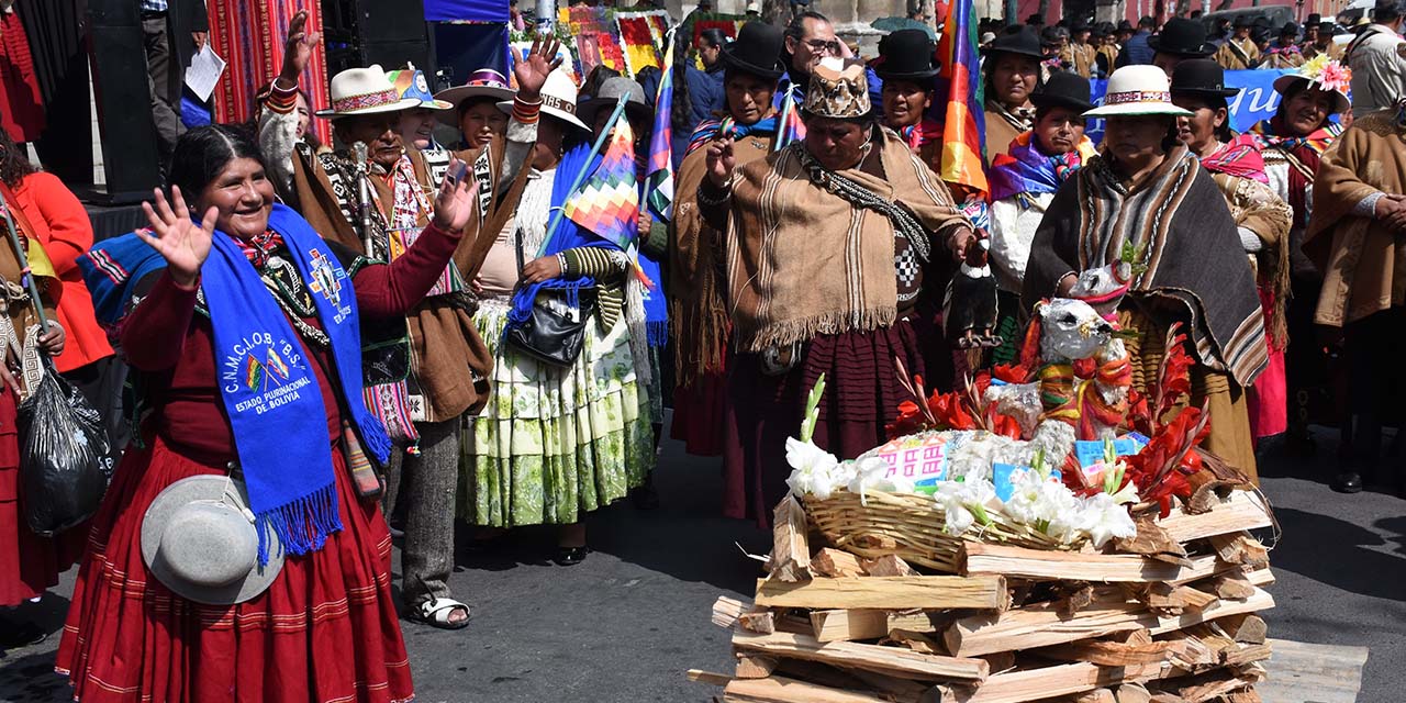 Dirigentes de las Bartolinas celebran una mesa en plaza Murillo.