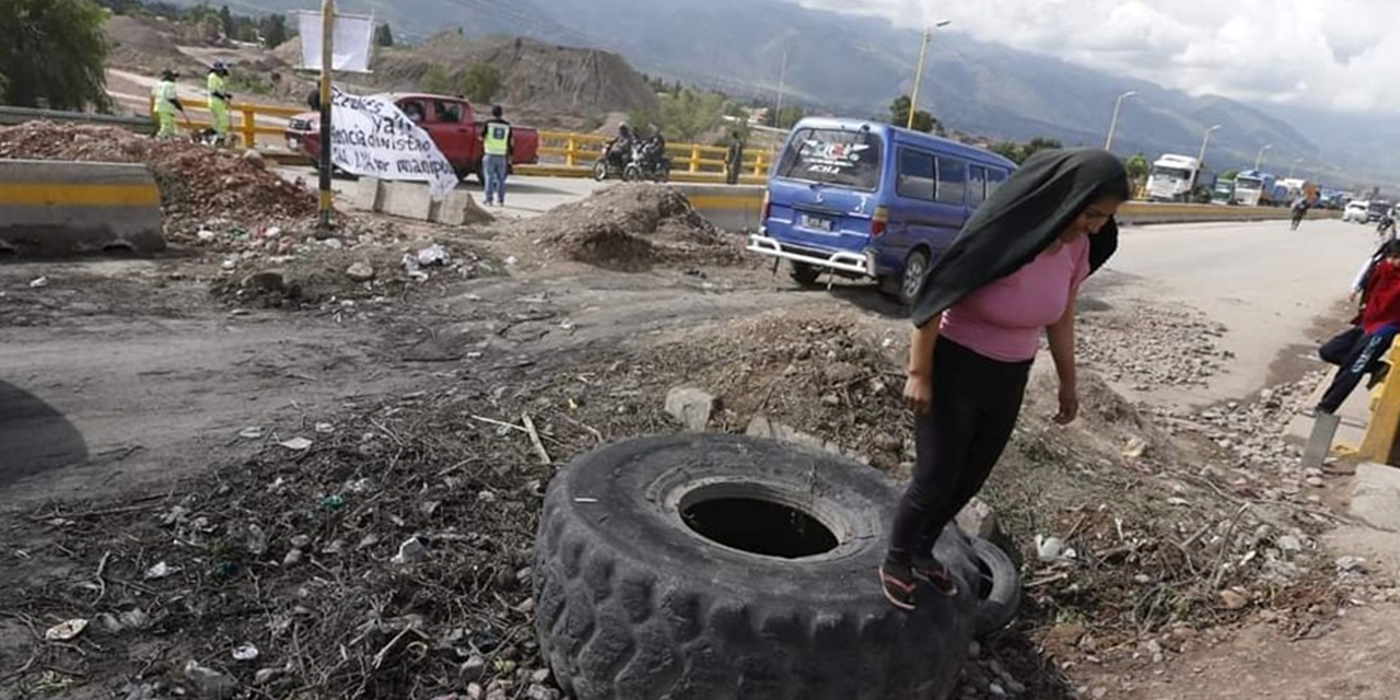 Un bloqueo con un montón de tierra en una vía en Cochabamba, impuesto por grupos ligados a Evo Morales, en enero. Foto: RRSS