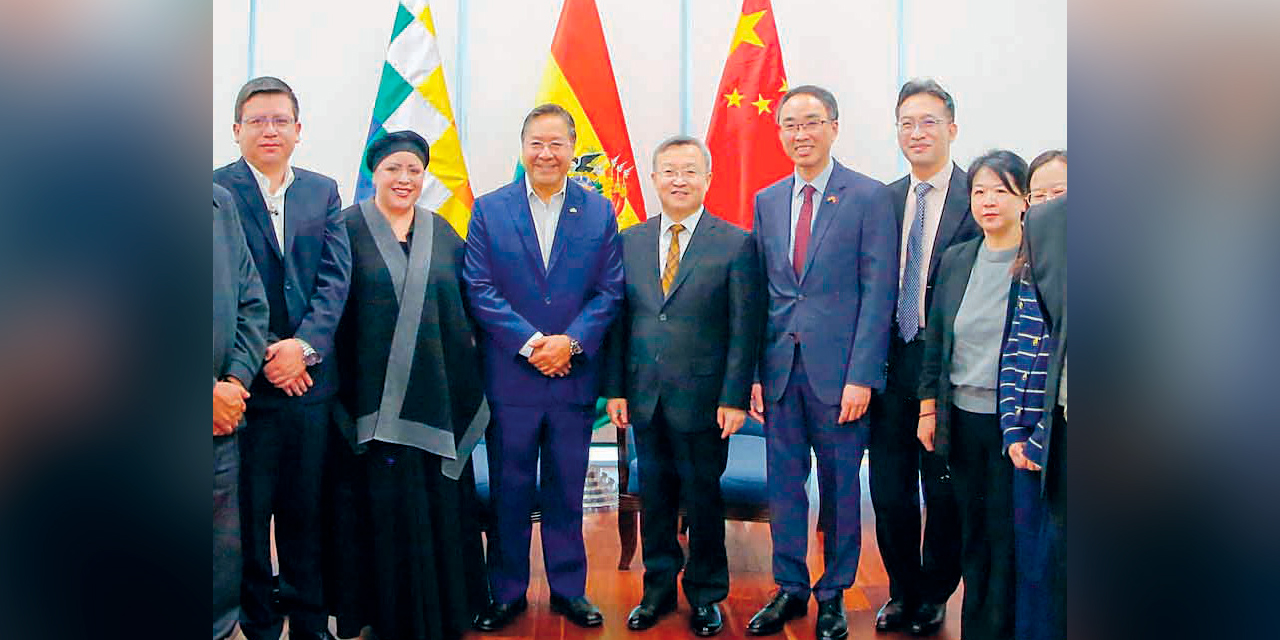 El presidente Luis Arce, ministros y miembros de la comisión de alto nivel de China. Foto:  Presidencia