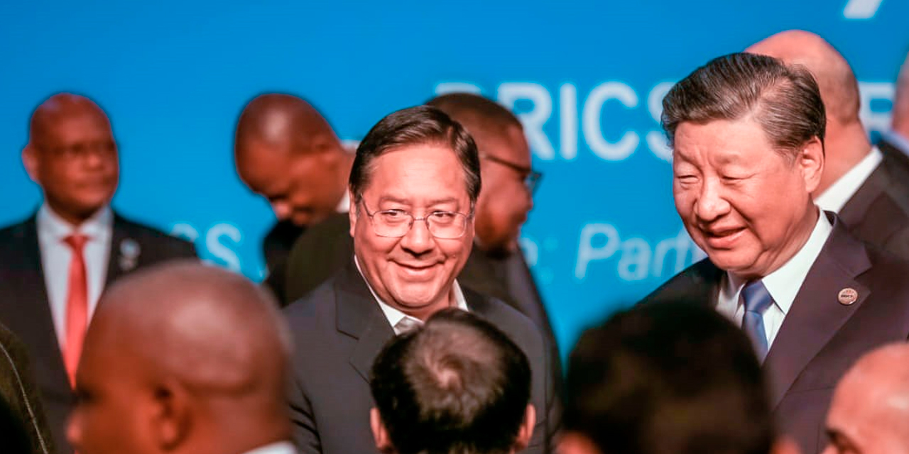 El presidente Luis Arce junto a su similar de China, Xi Jinping, en la XV Cumbre de los BRICS en agosto de 2023, en Johannesburgo, Sudáfrica. Foto: Archivo