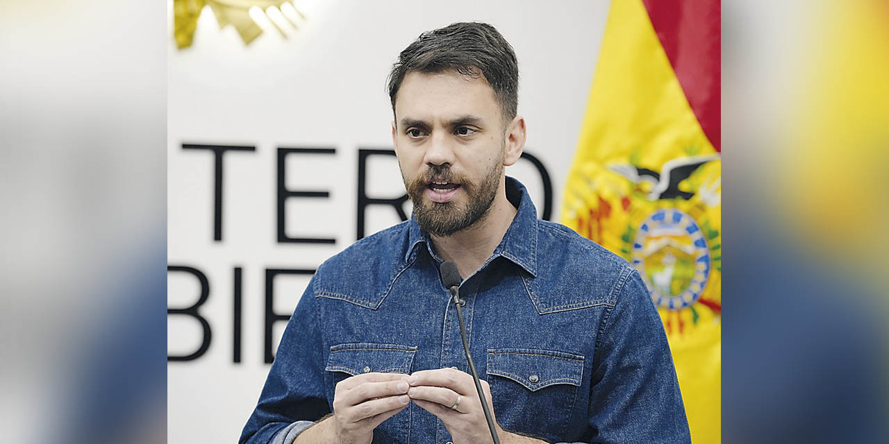 Eduardo Del Castillo en conferencia de prensa, anoche.  | Foto: Ministerio de Gobierno