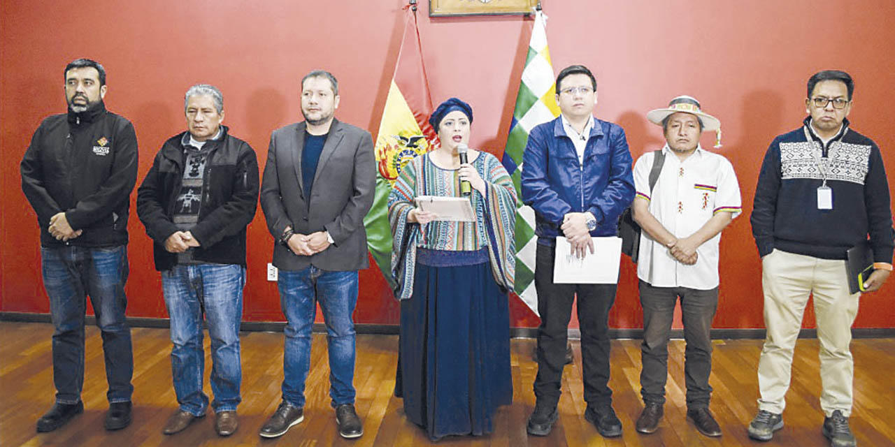 La ministra María Nela Prada, acompañada de autoridades de Estado, durante la conferencia de prensa de anoche. | Foto: Presidencia