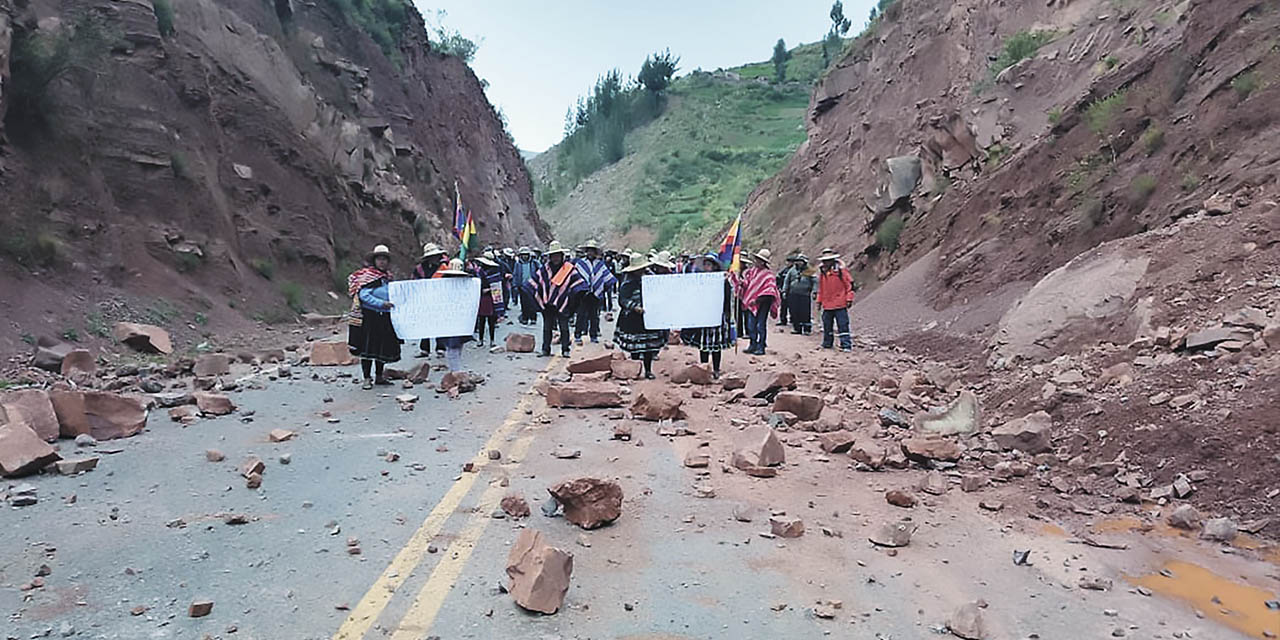 Un bloqueo evista en la ruta a Cochabamba en enero de 2024. | Foto: RRSS