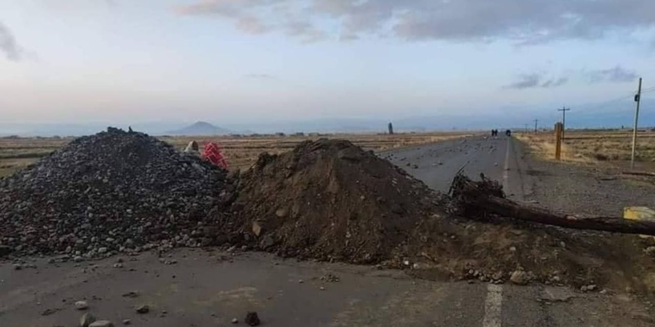 Bloqueo en la vía a Copacabana pide la renuncia del presidente Arce