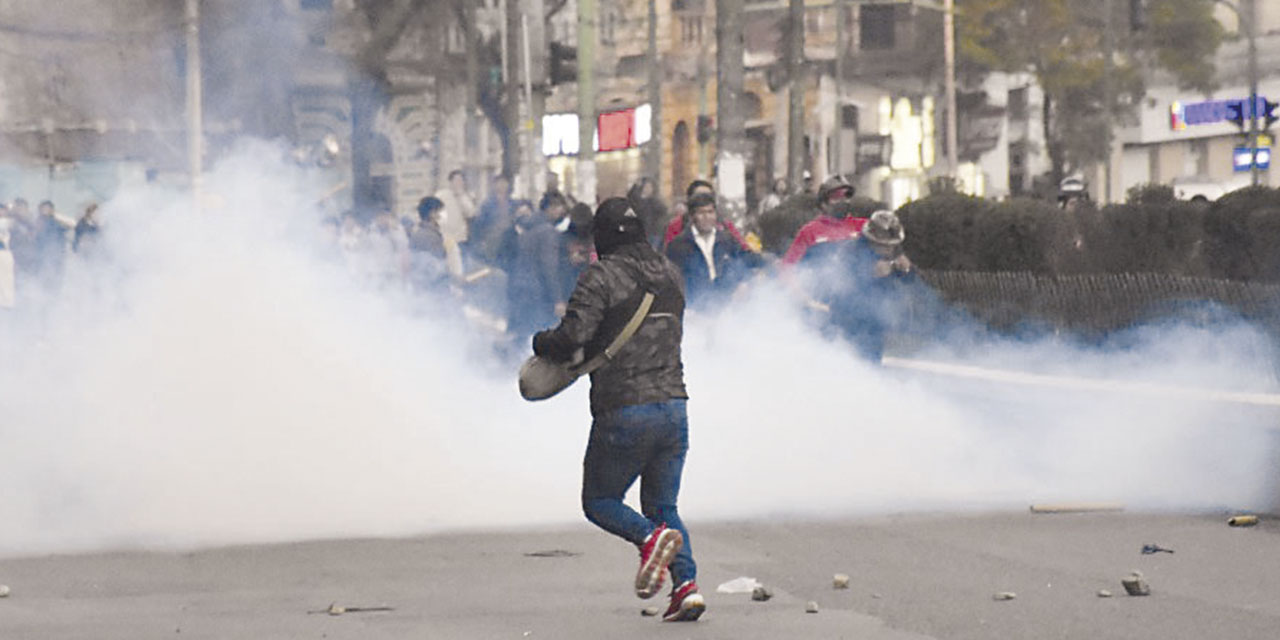 Los evistas generan caos en el centro de La Paz durante la llegada de su marcha.