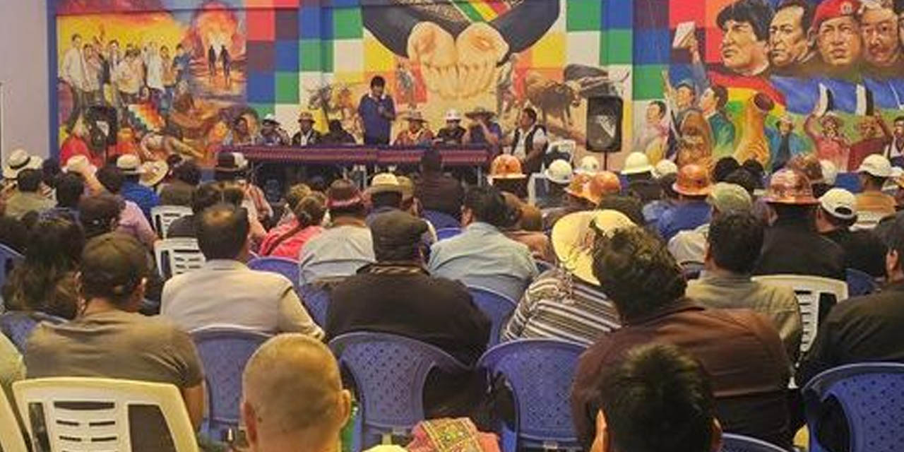 Evo Morales y sus seguidores en la reunión en Sacaba. Foto: Facebook Radio Kawsachun Coca