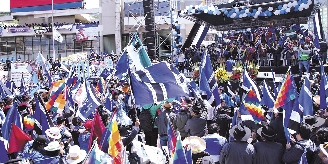 Las banderas del MAS-IPSP en una movilización en La Paz | Foto: Archivo