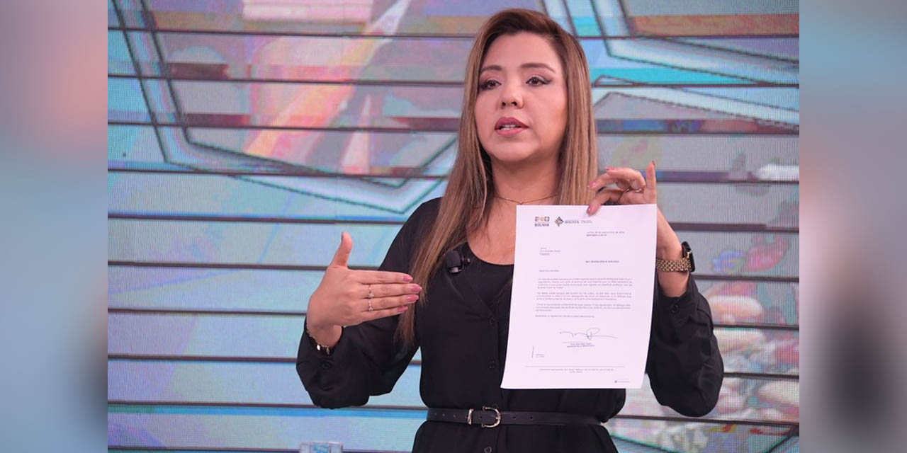 La viceministra de Comunicación, Gabriela Alcón, muestra la carta de invitación a Evo Morales para iniciar el diálogo